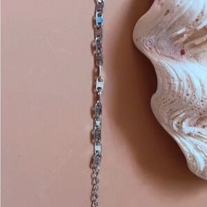 Chic Shell Pendant Necklace in Silver and Cream